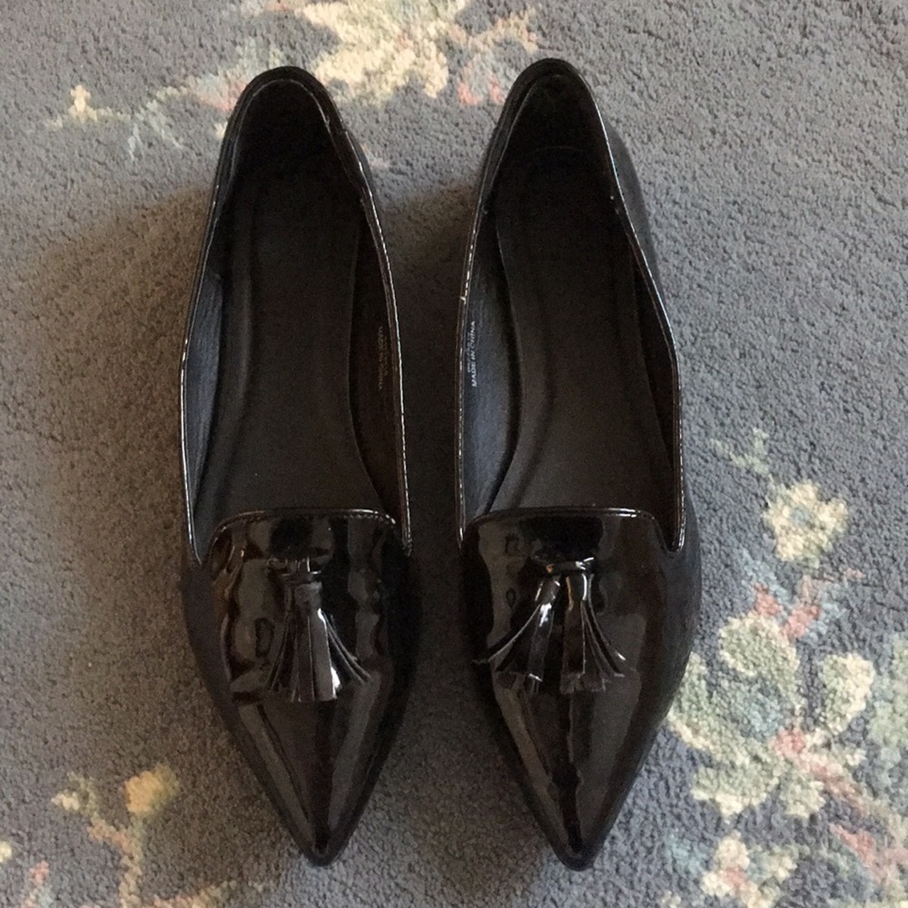 Shiny pointed flats